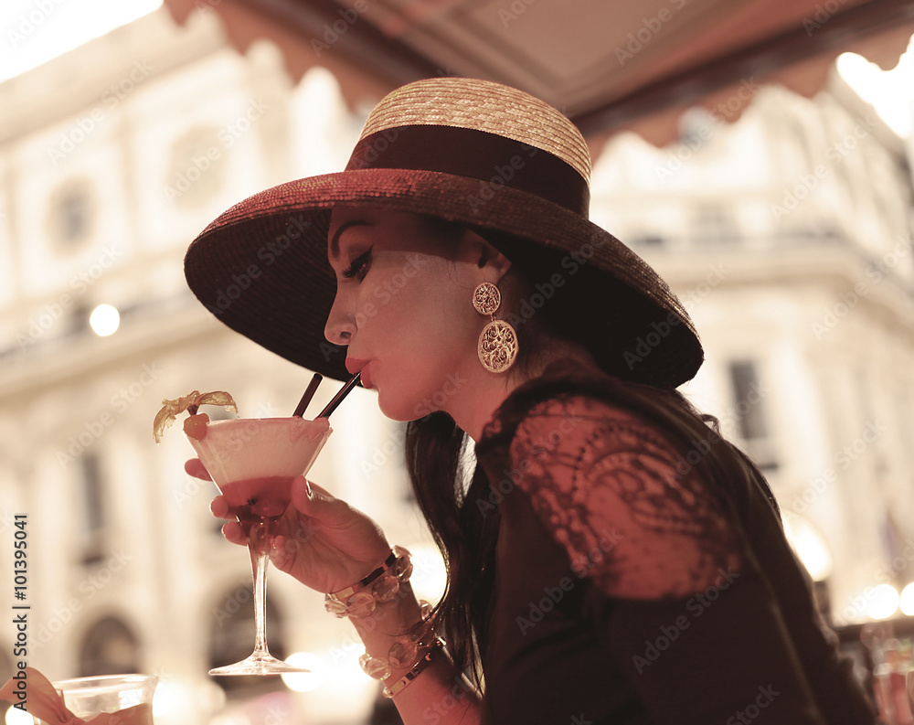 Φωτογραφία Beautiful vintage portrait of woman drinking cocktail