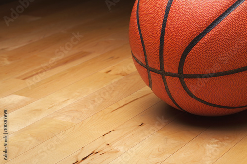 Basketball shot close up on hardwood gym floor © Daniel Thornberg