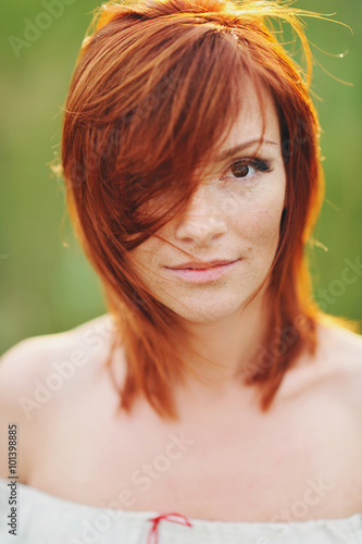 Портрет красивой молодой девушки с рыжими волосами