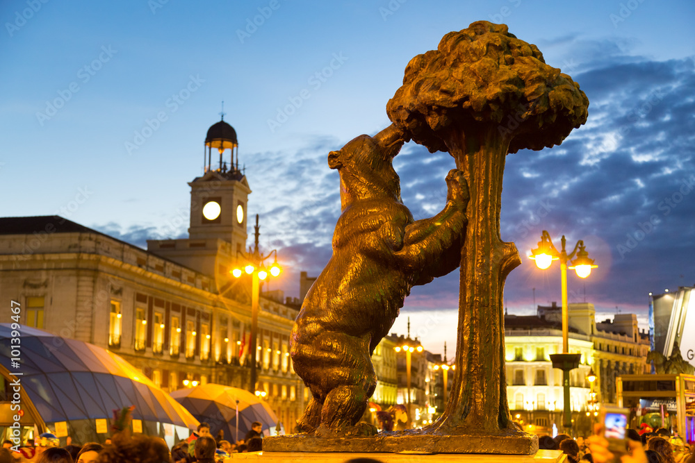 Naklejka premium Posąg niedźwiedzia na placu Puerta del Sol, Madryt, Hiszpania.