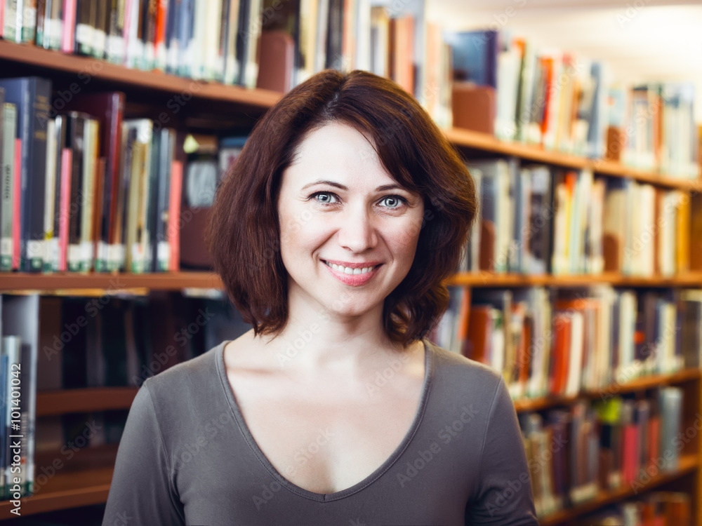 Closeup portrait of smiling happy middle age mature woman student in  library looking directly in camera, teacher librarian profession, back to  school concept foto de Stock | Adobe Stock