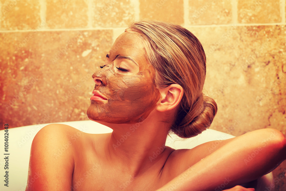 foto-stock-relaxed-woman-sitting-in-a-bath-with-closed-eyes-adobe-stock