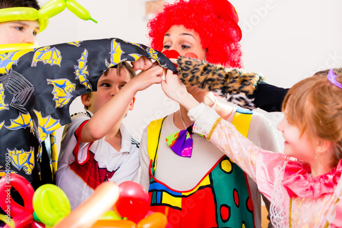 Clown auf Party mit Kindern zum Geburtstag