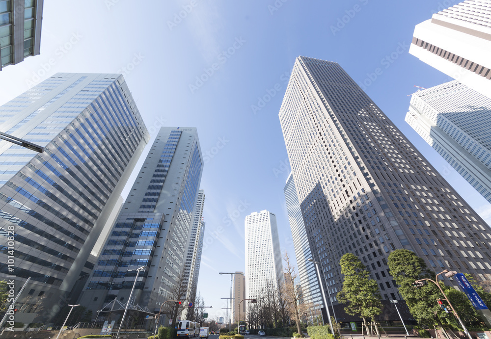 超広角で見上げる新宿高層ビル群　快晴　青空
