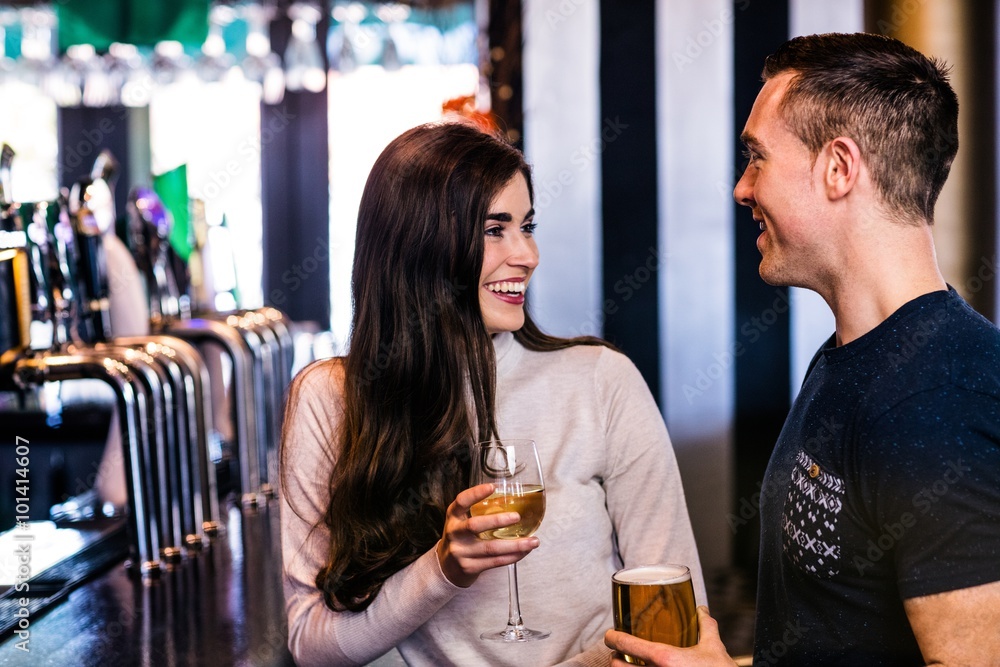 Foto Cute couple talking in a bar