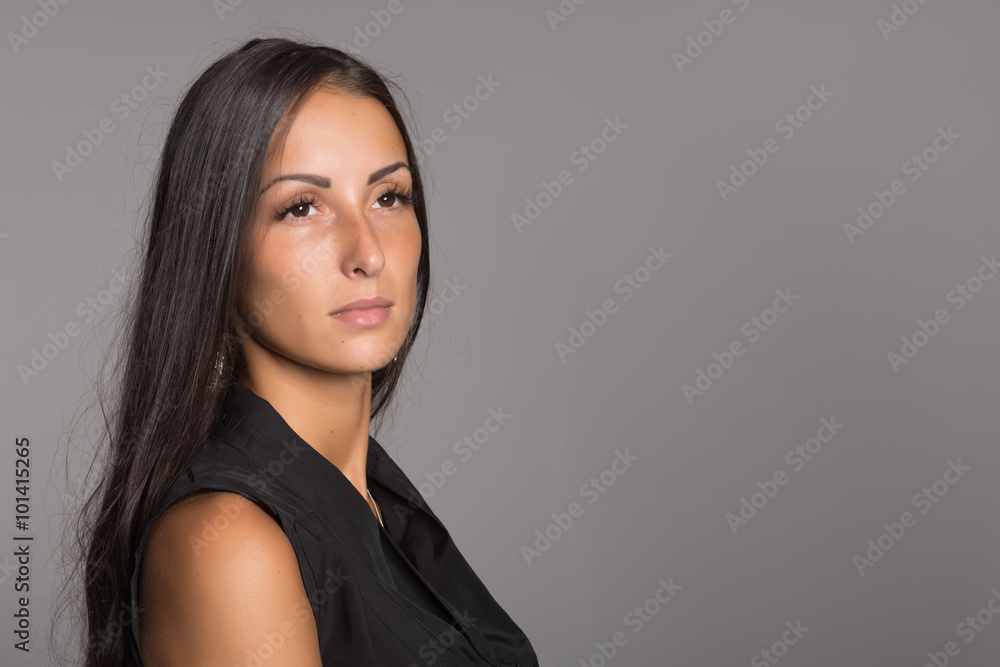 Obraz premium Beautiful young woman looking away
