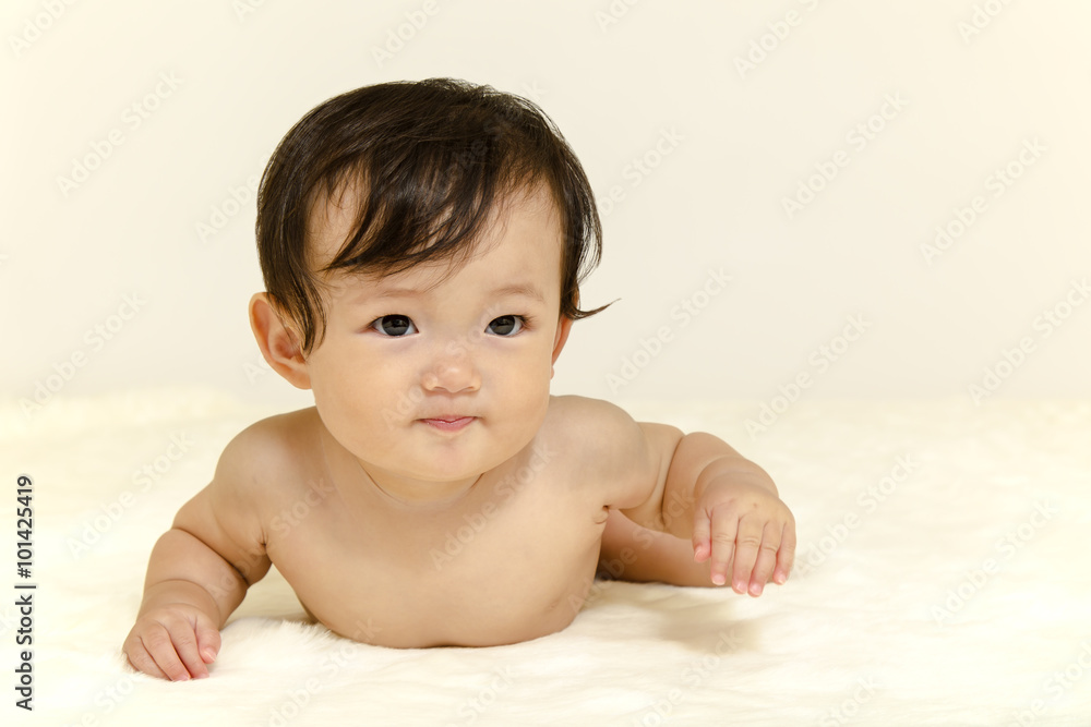 裸でハイハイする女の子の赤ちゃん Stock Photo Adobe Stock