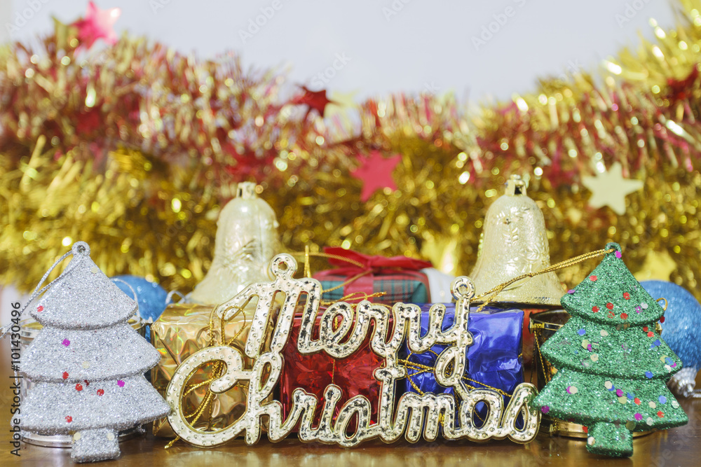 Naklejka premium Happy new year and Christmas ornaments on the Christmas tree wit