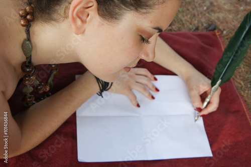 Ragazza scrive una lettera d'amore photo