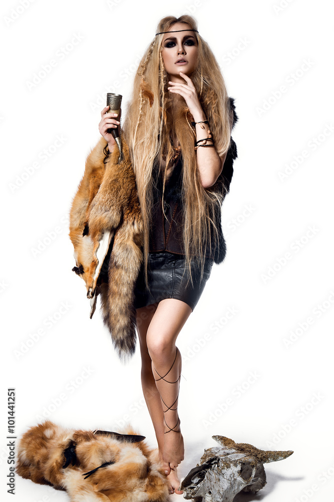 Φωτογραφία Beautiful woman portrait in wild style with fur and leather clothes