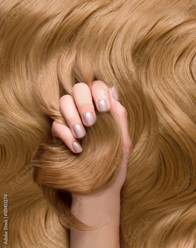Close up blonde glänzende Haare mit Hand photo