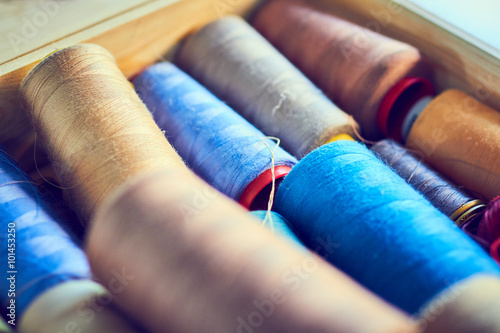 Rocchetti di filo colorato per cucire