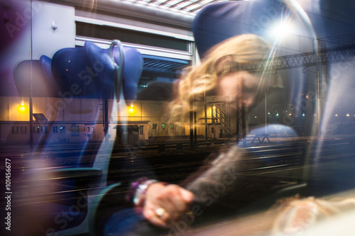 Fotografia reflexes girl sleeping in train