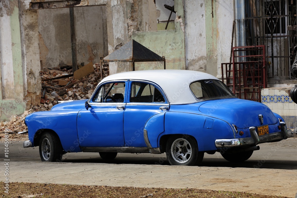 Vieille voiture bleu et blanc à Cuba