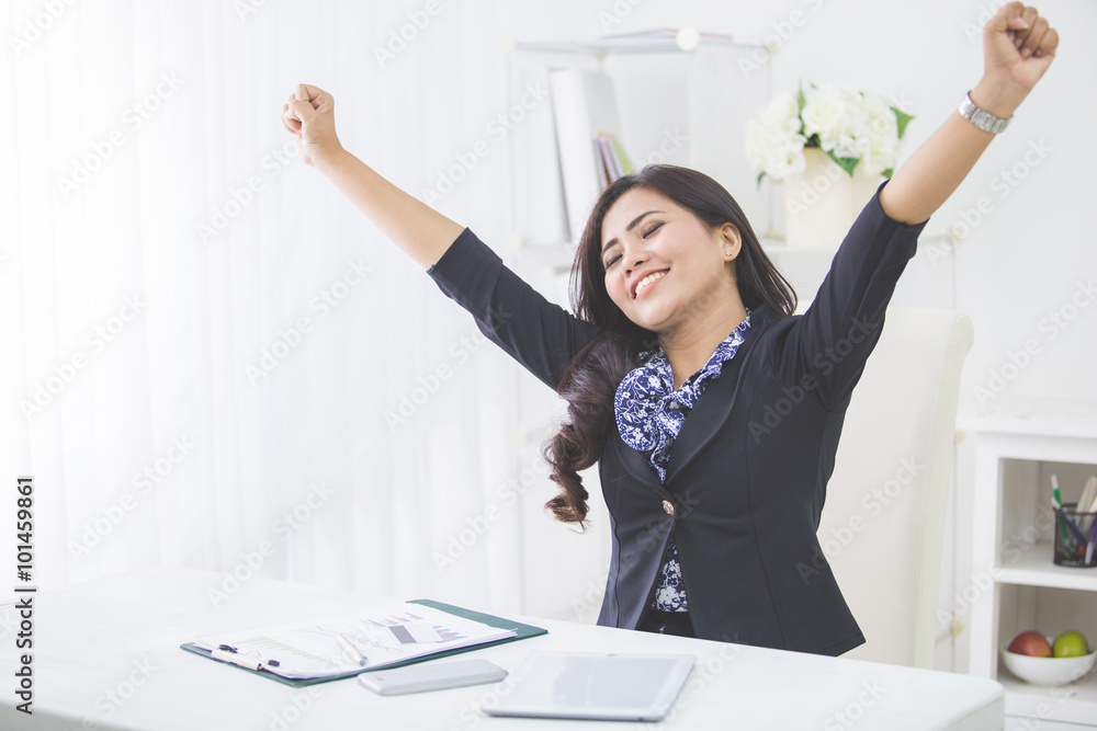 Φωτογραφία Young smiling business woman raise arm after finishing her work