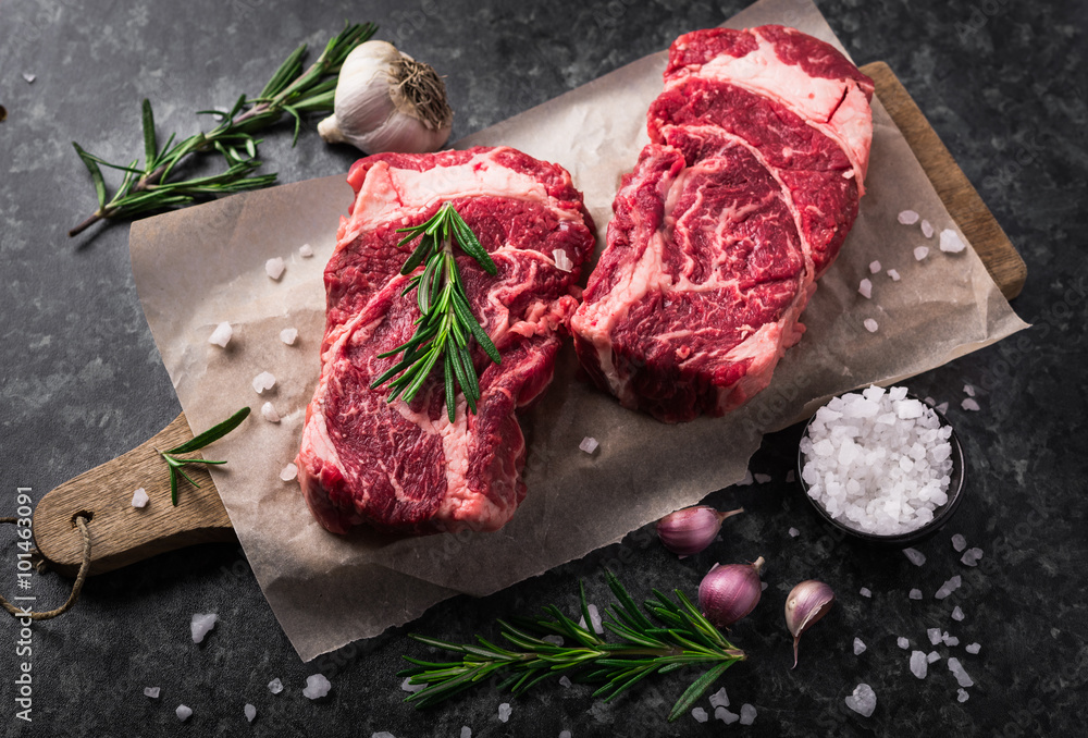 Samolepka Dva syrové čerstvé mramorované maso Black Angus steak ribeye, česnek, sůl a na t