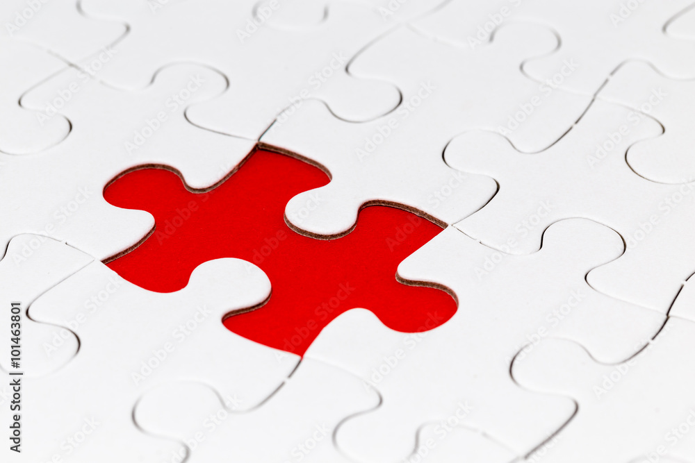 Fehlendes Puzzleteil auf roten Untergrund Fehlendes Puzzleteil auf roten Untergrund