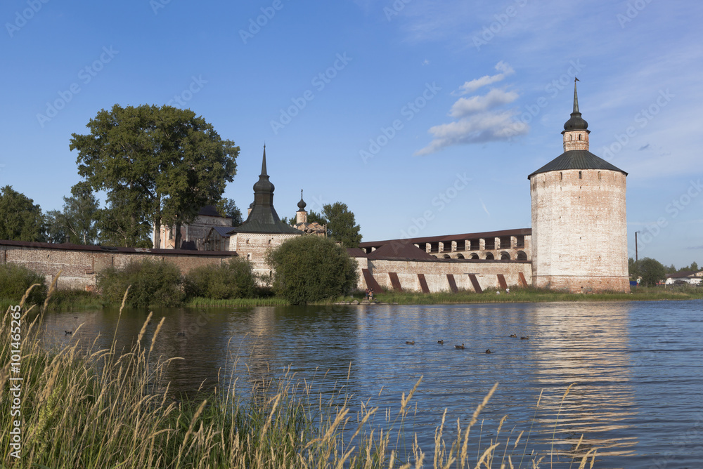 Башни Котельная и Кузнечная Кирилло-Белозерского монастыря на берегу Сиверского озера