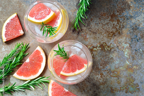 Fototapet Grapefruit and rosemary drink, alcohol or non-alcohol cocktail or infused water