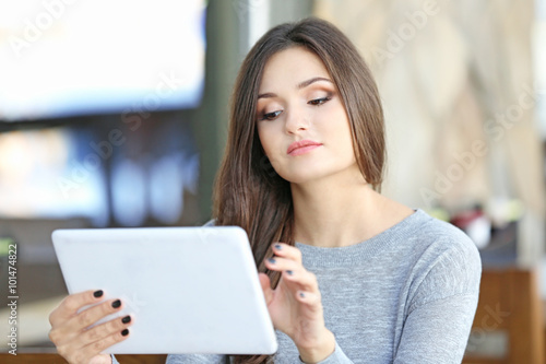 Young woman trying to use b...