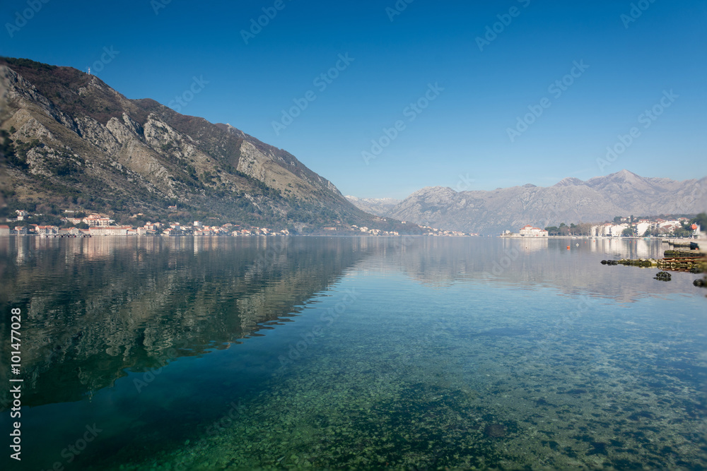 Obraz premium Reflection of mountain in the sea