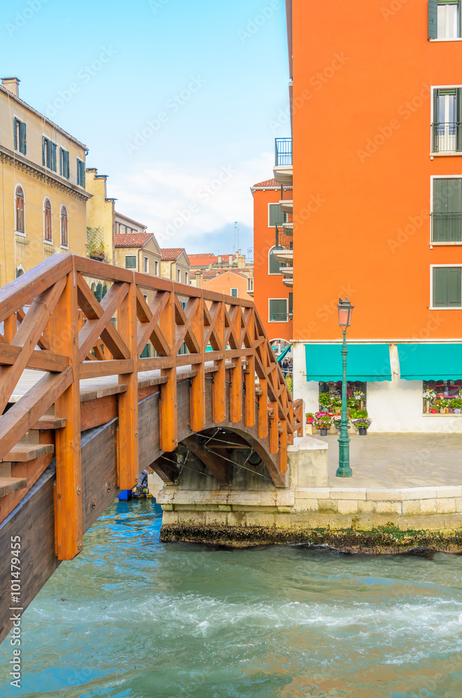 Naklejka premium Lovely bridge on the canal of Venice.