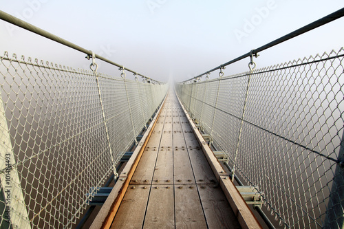 Schlechte Aussichten - Hängebrücke im Nebel