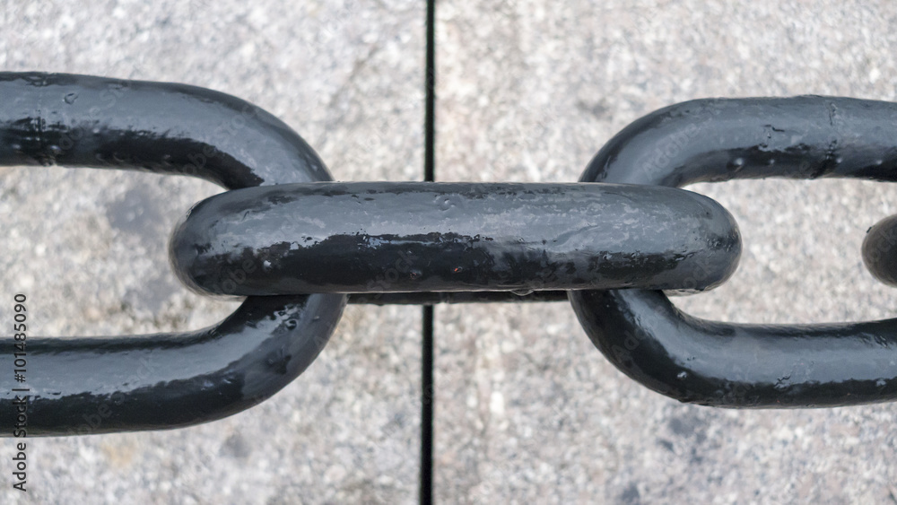 Thick chain contributes to waterfront theme on Boston Harborwalk
Thick chain contributes to waterfront theme on Boston Harborwalk