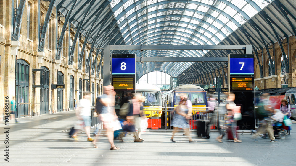 Movement of people in rush hour, london train station