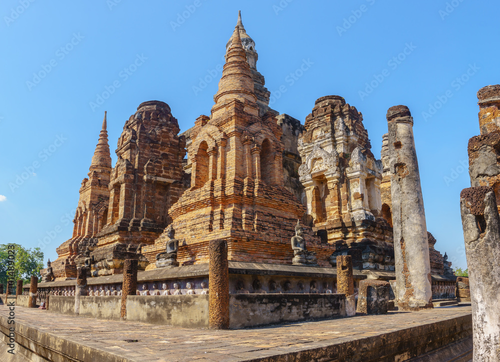 Naklejka premium SUKHOTHAI, THAILAND - January 3, 2016: View of the ruins of Wat Mahathat in Sukhothai Historical park, Sukhothai, Thailand.