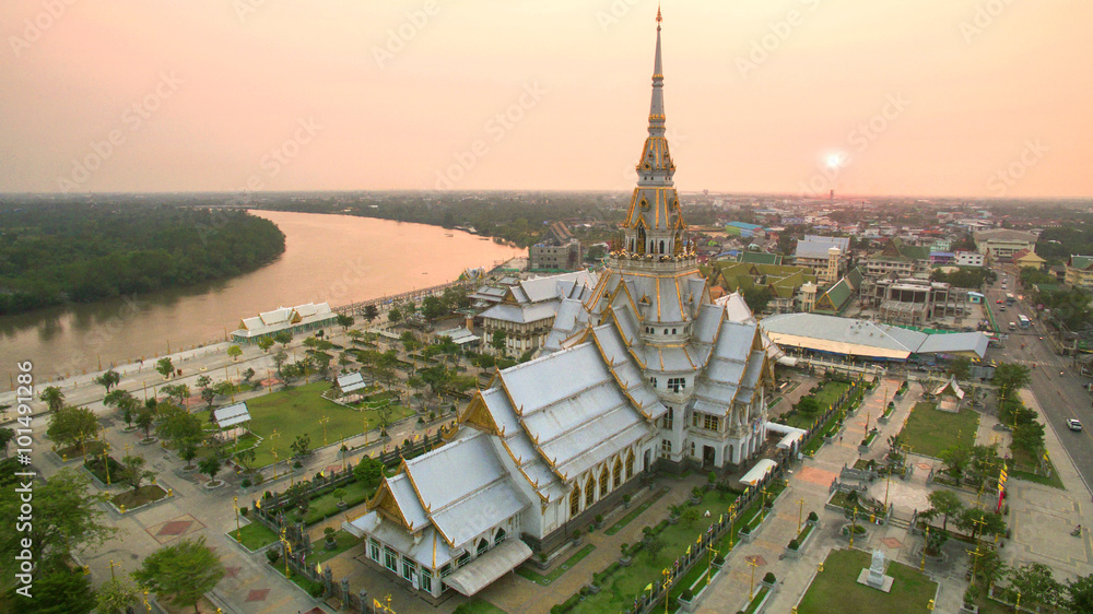 Obraz premium aerial view of wat sothorn temple in chachengsao province eastern thailand
