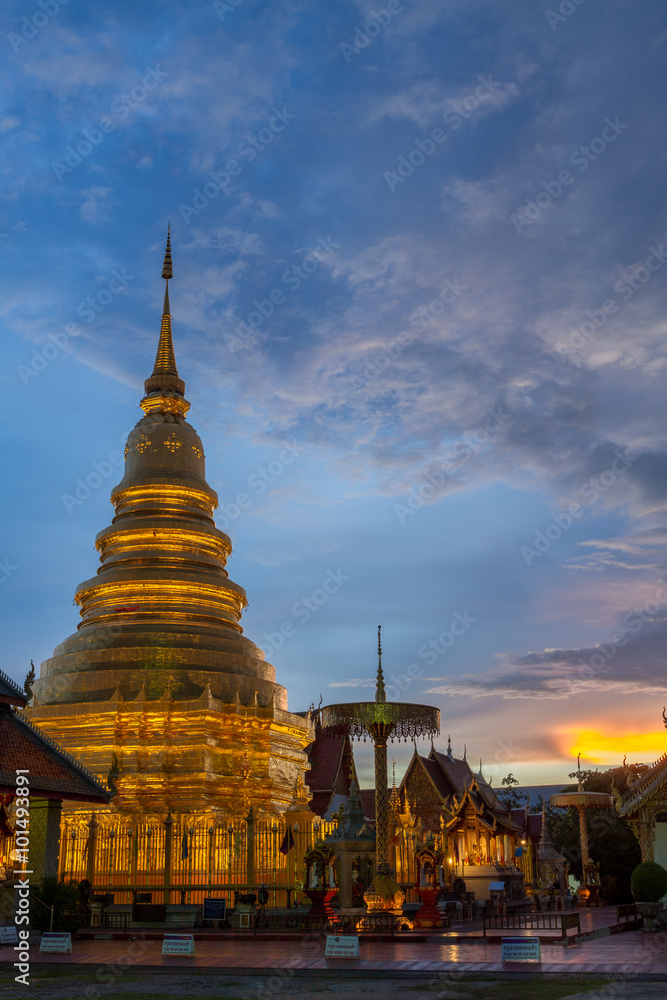 Fototapeta premium A golden pagoda