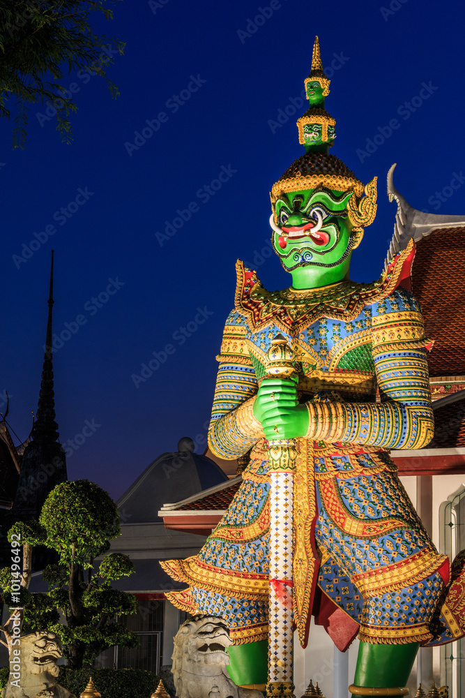 Φωτογραφία Guardian Giant of Wat Arun (Wat Chang) at Night, Symbol of Bangkok, Thailand