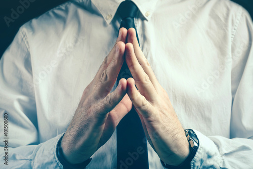 Foto Confident businessman steepleing gesture