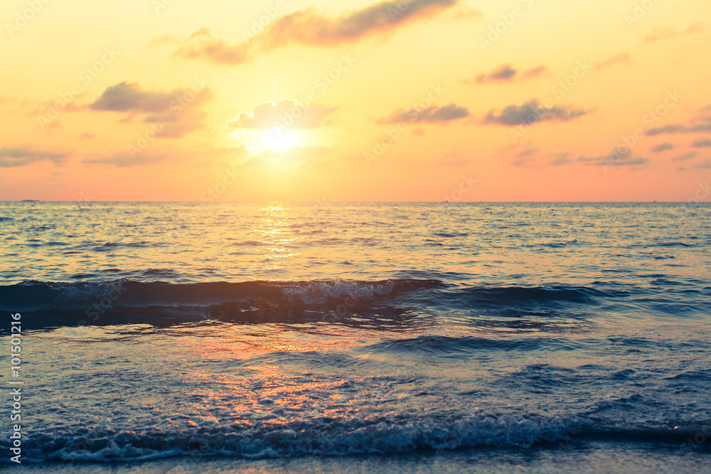 Obraz premium Beautiful sunset at the Sea in the tropics.