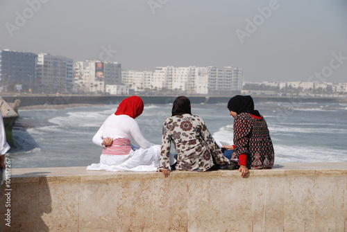 Marokko - junge Frauen am Strand von Casablanca