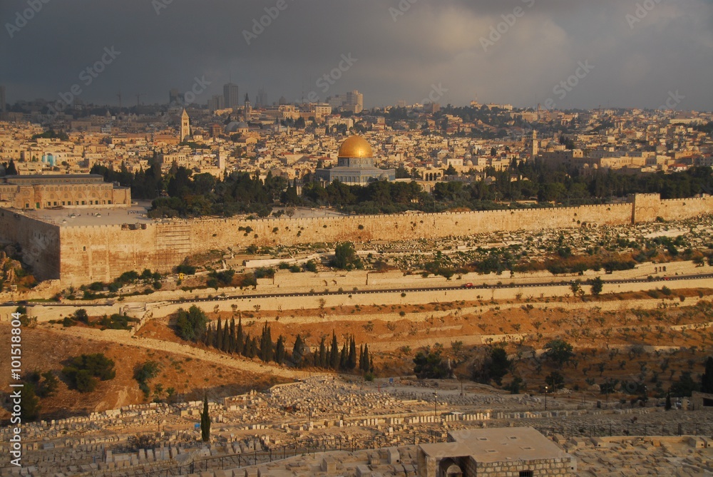 Fototapeta premium 黄金のエルサレム Old City of Jerusalem and its Walls