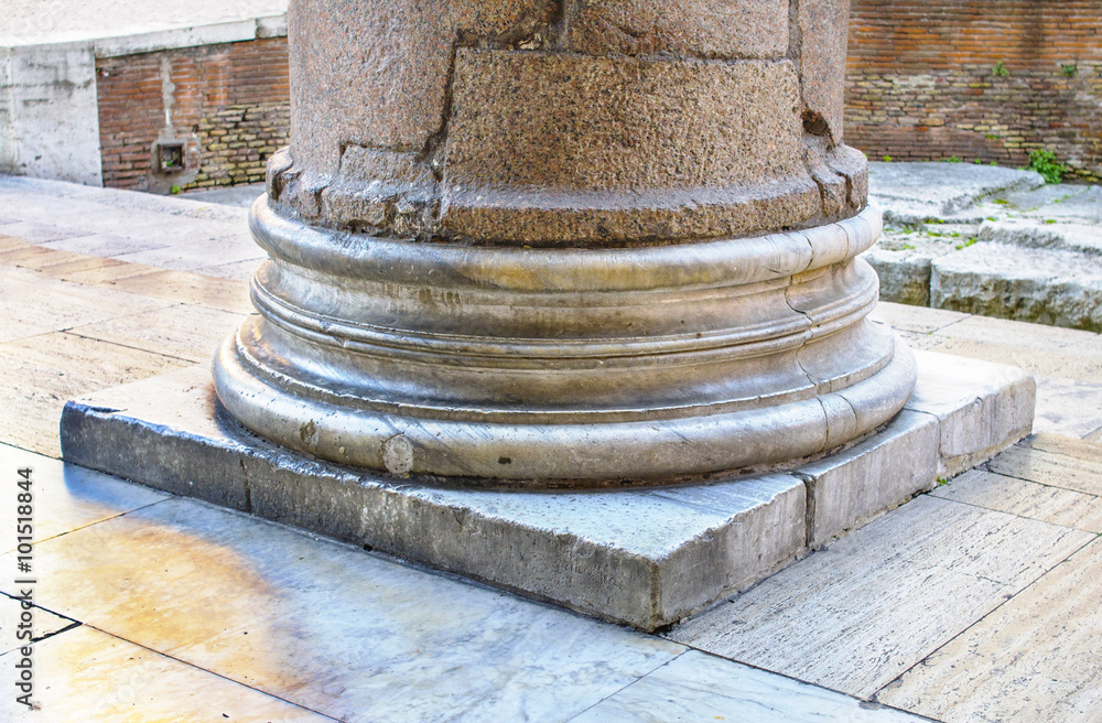 Fotografie antica colonna a Roma