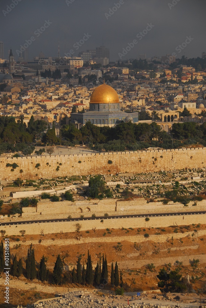 Fototapeta premium 黄金のモスク Old City of Jerusalem and its Walls