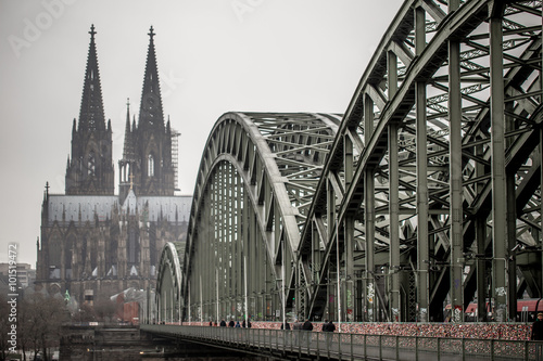 Hohenzollernbrücke, Bahnhof und Dom in Köln an einem tristen Tag