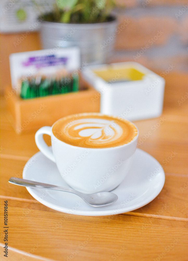 Obraz premium Hot milk art coffee on wooden table