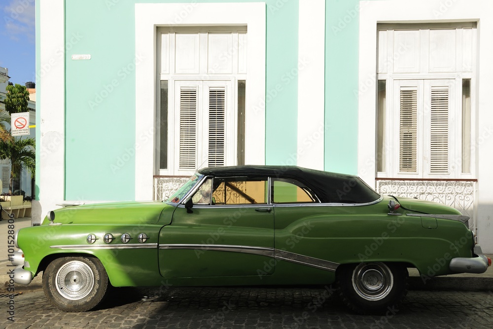 Voiture cabriolet vert à Cuba