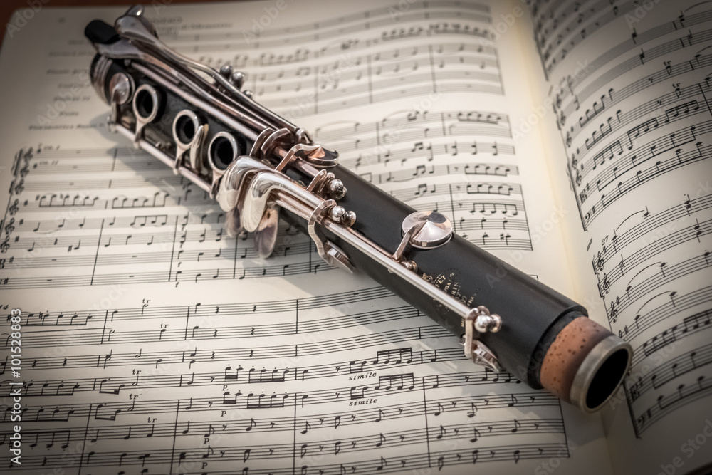 Obraz premium Partitura clásica y clarinete