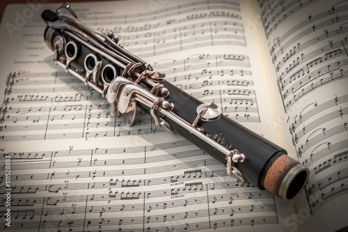 Partitura clásica y clarinete photo