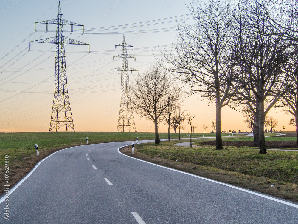 Strommasten und Landstrasse