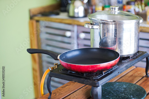 Gas stove and frying pan