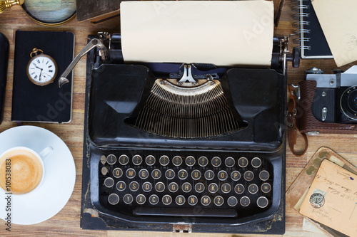 maszyna-do-pisania-na-stole