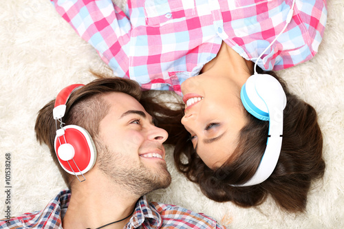 Teenager couple listening t...