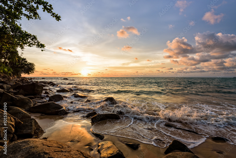 Φωτογραφία Beautiful landscape of sky and clouds above the sea during sunset at Khao Lak Be