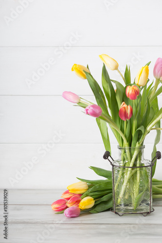Fototapeta Naklejka Na Ścianę i Meble -  tulipani colorati nel vaso